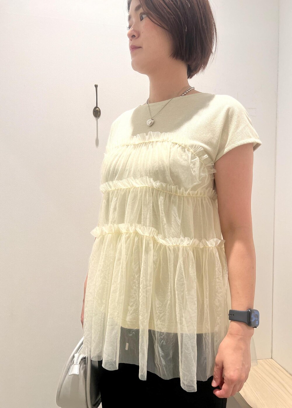 「イエロー、チュール、プルオーバー、カットソー、ブラック、テーパード、九分丈、ペタンコ、夏コーデ、デートコーデ、お出かけコーデ、女子会コーデ、大人カジュアル、フェミニンコーデ、VIS」｜「VISのレイヤードチェーンハートネックレス（ネックレス、シルバー系）」を使った、MOTOCHIKAさん（レディース・168cm）の夏コーディネートの5枚目の写真