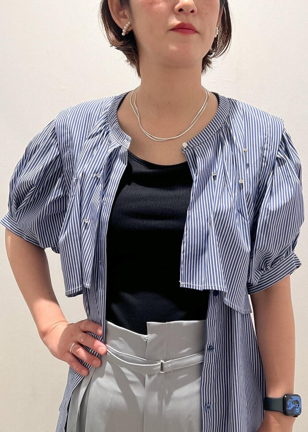 「24SS夏の新作、アシンメトリー、サンダル、バッグ、ミニ、2way、ストラップ、ブルー、長袖、シャツ、半袖、ストライプ、ライトブルー、ノーカラー、五分袖」｜「Juzeのストラップヒールサンダル（サンダル、ホワイト系）」を使った、MOTOCHIKAさん（レディース・168cm）の夏コーディネートの4枚目の写真