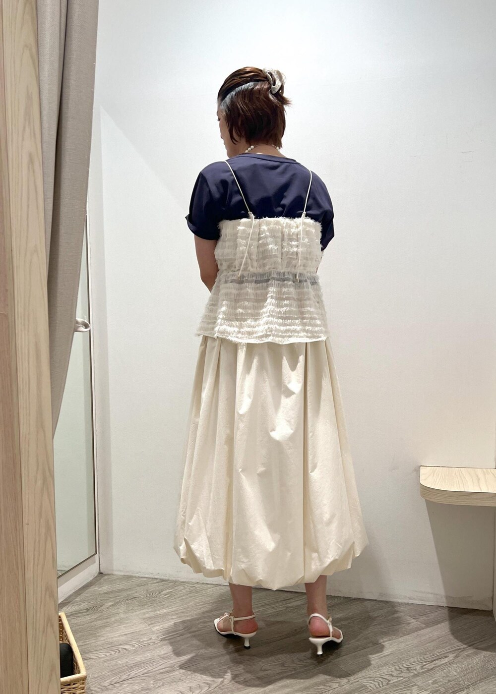 「24SS夏の新作、大人カジュアル、ホワイト、プルオーバー、Tシャツ、半袖、クルーネック、ビスチェ、透かし編み、スカート、ミモレ、サンダル、ストラップ、ストラップサンダル、アンクルストラップ」｜「VISの【ご好評につき追加生産】【2WAY】ひねり金具ワンハンドルミニショルダーバッグ（ショルダーバッグ、ホワイト系）」を使った、MOTOCHIKAさん（レディース・168cm）の春コーディネートの2枚目の写真
