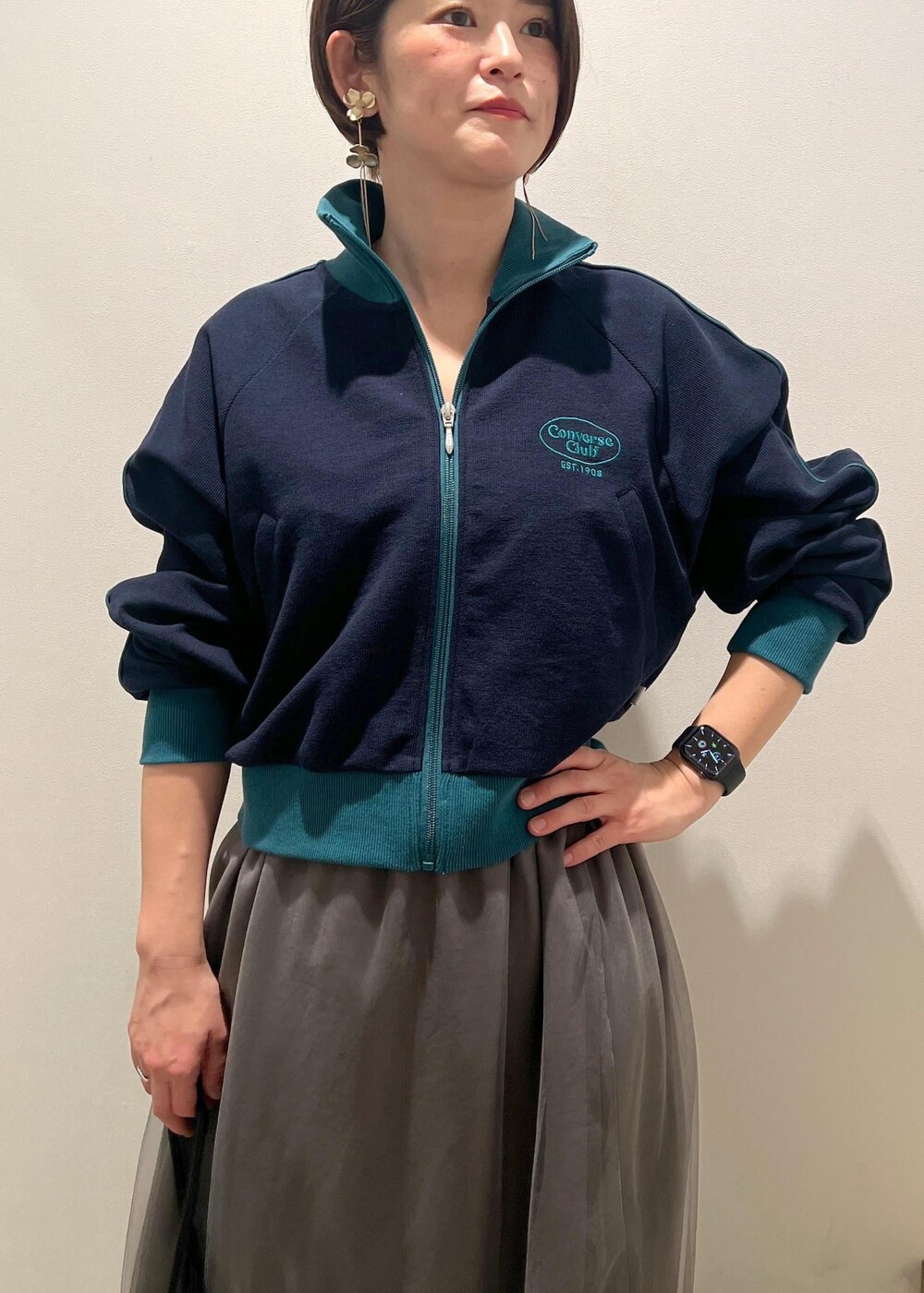 シルバー系のハンドバッグ、シルバー系のその他シューズ、グレー系のスカートを着用したレディースの春コーディネートの3枚目の写真