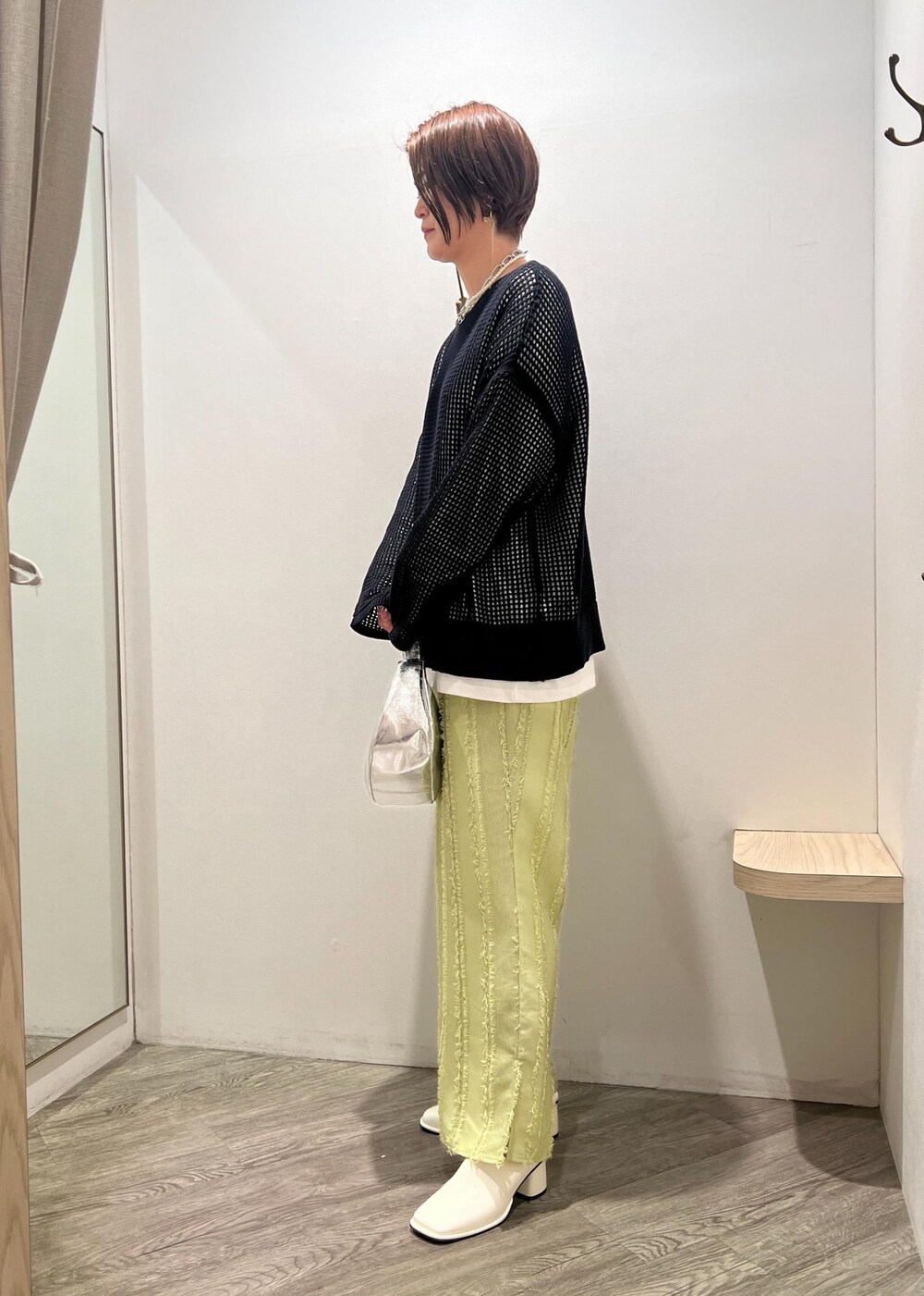 「メッシュニット、24SS春の新作、40代、お出掛け、花見、ミュール、ブラック、ホワイト、プルオーバー、ニット、イエロー、ライトグリーン、VIS、小旅行、高身長」｜「Juzeのスクエアトゥミュール（その他シューズ、ホワイト系）」を使った、MOTOCHIKAさん（レディース・168cm）の春コーディネートの3枚目の写真