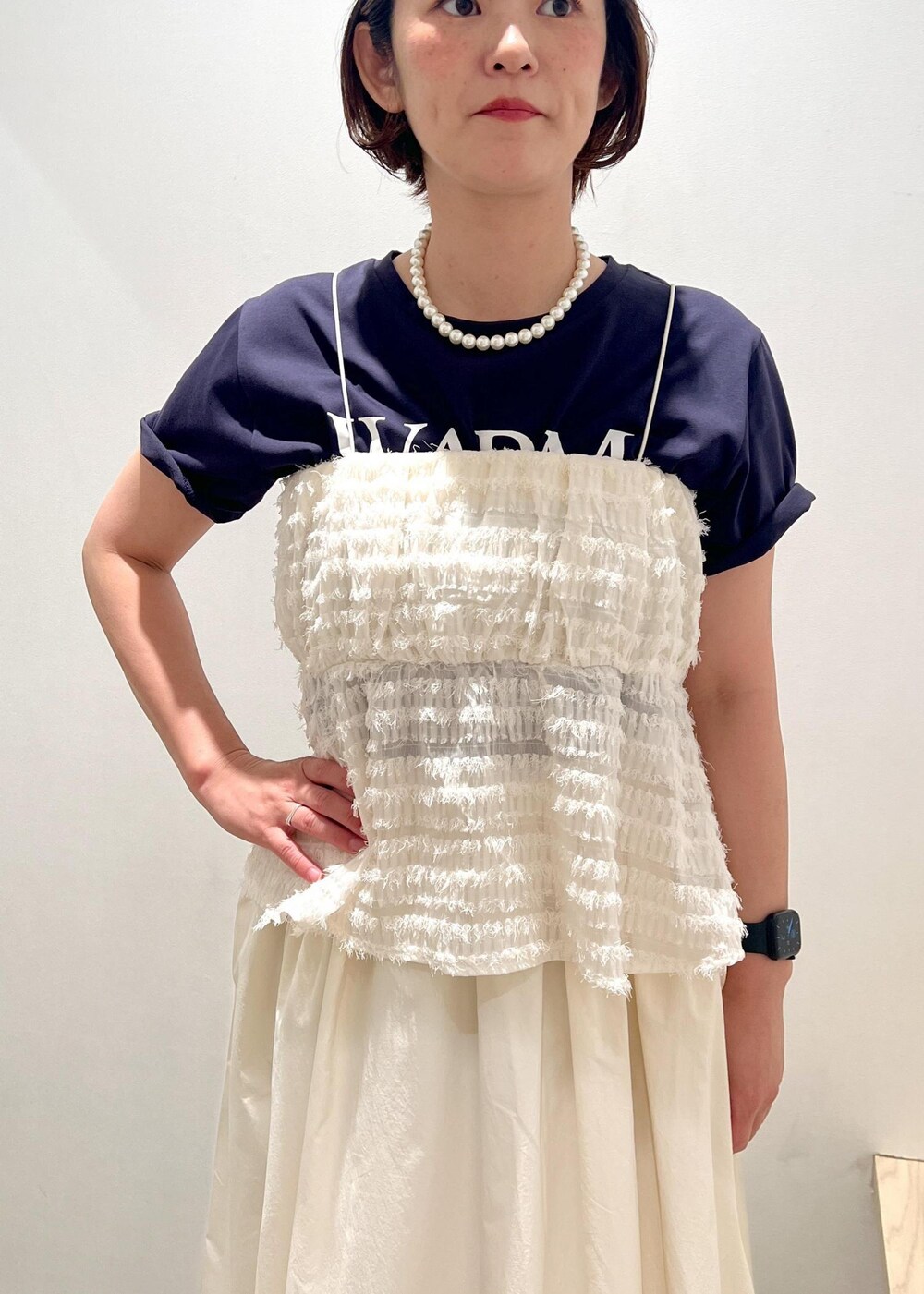 「24SS夏の新作、大人カジュアル、ホワイト、プルオーバー、Tシャツ、半袖、クルーネック、ビスチェ、透かし編み、スカート、ミモレ、サンダル、ストラップ、ストラップサンダル、アンクルストラップ」｜「VISの【ご好評につき追加生産】【2WAY】ひねり金具ワンハンドルミニショルダーバッグ（ショルダーバッグ、ホワイト系）」を使った、MOTOCHIKAさん（レディース・168cm）の春コーディネートの4枚目の写真