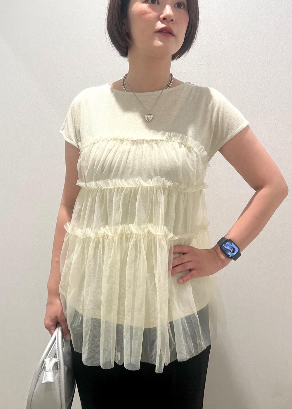 「イエロー、チュール、プルオーバー、カットソー、ブラック、テーパード、九分丈、ペタンコ、夏コーデ、デートコーデ、お出かけコーデ、女子会コーデ、大人カジュアル、フェミニンコーデ、VIS」｜「VISのレイヤードチェーンハートネックレス（ネックレス、シルバー系）」を使った、MOTOCHIKAさん（レディース・168cm）の夏コーディネートの6枚目の写真