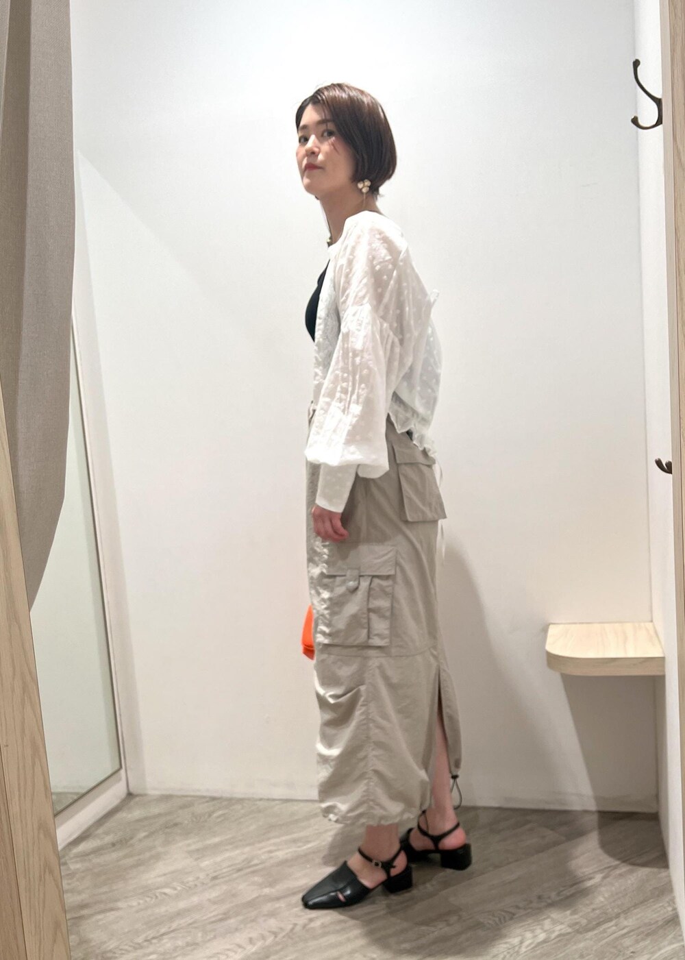 「大人カジュアル、24SS春の新作、グラミチ別注、グラミチ、ハンドバッグ、オレンジ、ホワイト、長袖、カーディガン、ショート、スカート、タイトスカート、Iライン、ブラック、サンダル」｜「VISのマシュマロハンドルワンショルダーバッグ（ハンドバッグ、オレンジ系）」を使った、MOTOCHIKAさん（レディース・168cm）の春コーディネートの2枚目の写真