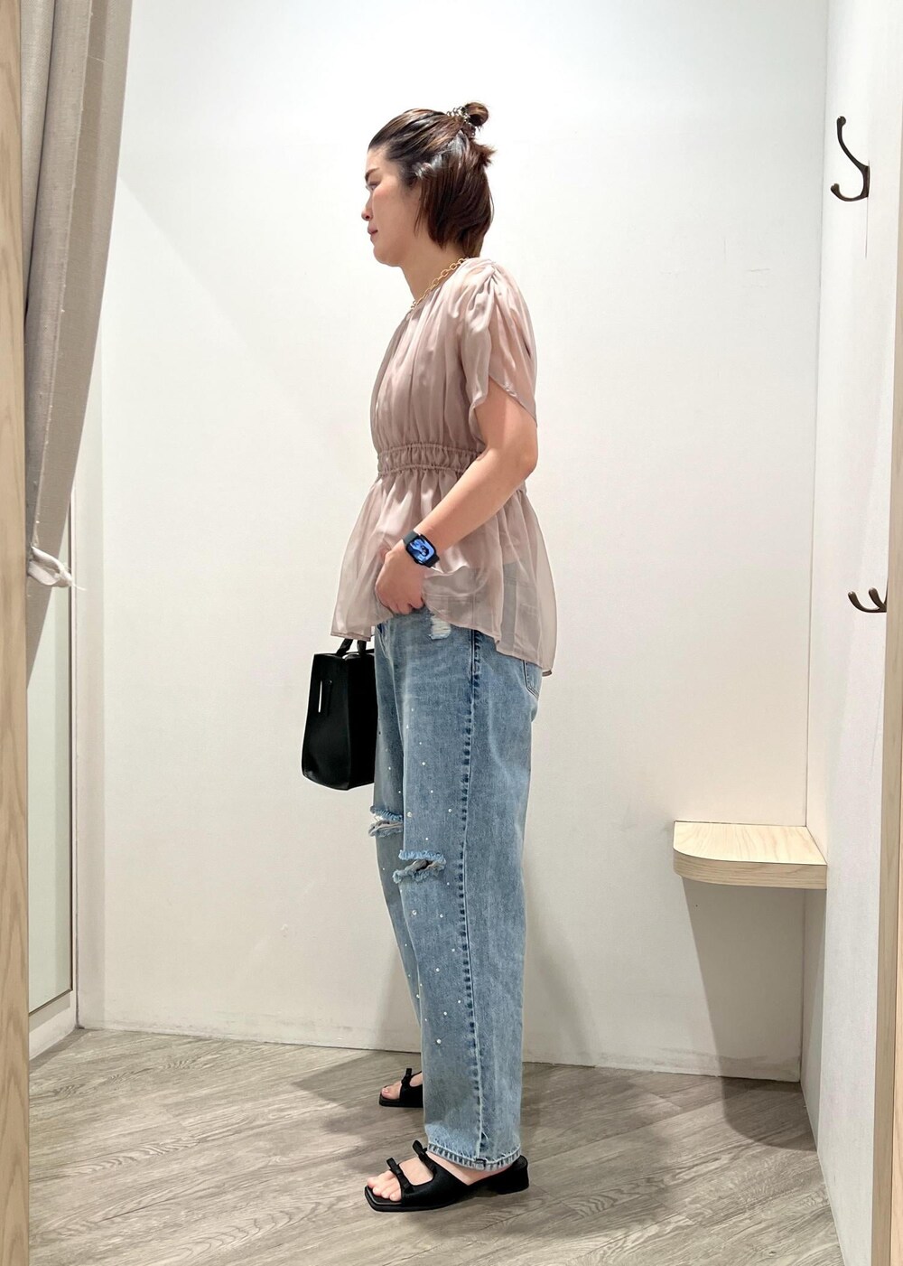 ブラック系のサンダル、ベージュ系のTシャツ/カットソー、ブルー系のデニムパンツを着用したレディースの春コーディネートの3枚目の写真