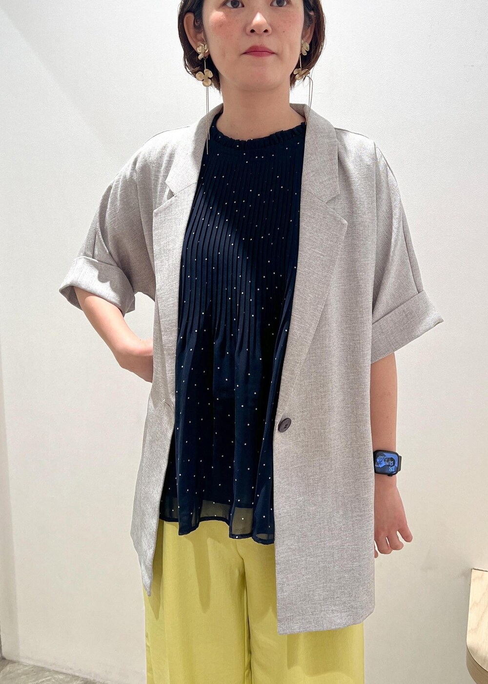 ホワイト系のサンダル、ブルー系のシャツ/ブラウス、イエロー系のスラックスを着用したレディースの春コーディネートの4枚目の写真