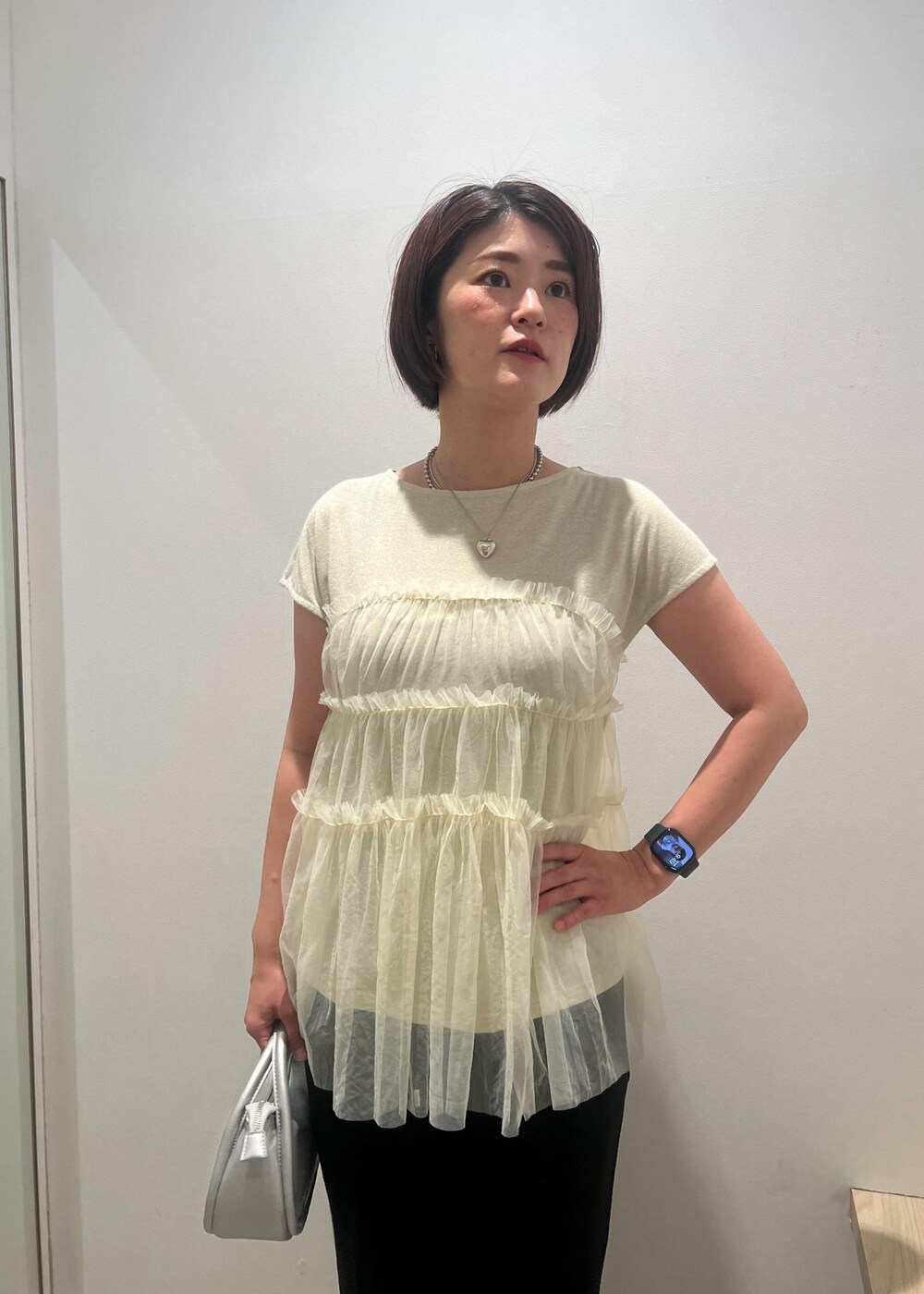 「イエロー、チュール、プルオーバー、カットソー、ブラック、テーパード、九分丈、ペタンコ、夏コーデ、デートコーデ、お出かけコーデ、女子会コーデ、大人カジュアル、フェミニンコーデ、VIS」｜「VISのレイヤードチェーンハートネックレス（ネックレス、シルバー系）」を使った、MOTOCHIKAさん（レディース・168cm）の夏コーディネートの4枚目の写真
