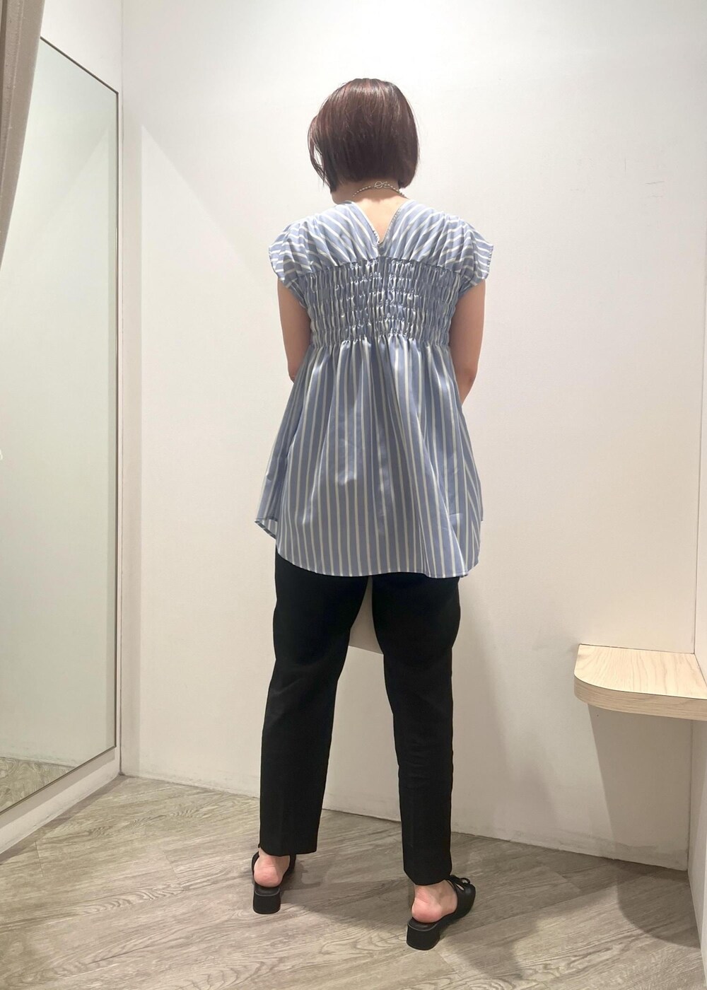 「ハートカットバッグ、ハート、イージーパンツ、チュニック丈、ホワイト、ショルダーバッグ、ブルー、ブラウス、シャツ、リボン、ストライプ、ライトブルー、フレンチスリーブ、ブラック、テーパード」｜「VISのレイヤードチェーンハートネックレス（ネックレス、シルバー系）」を使った、MOTOCHIKAさん（レディース・168cm）の夏コーディネートの3枚目の写真