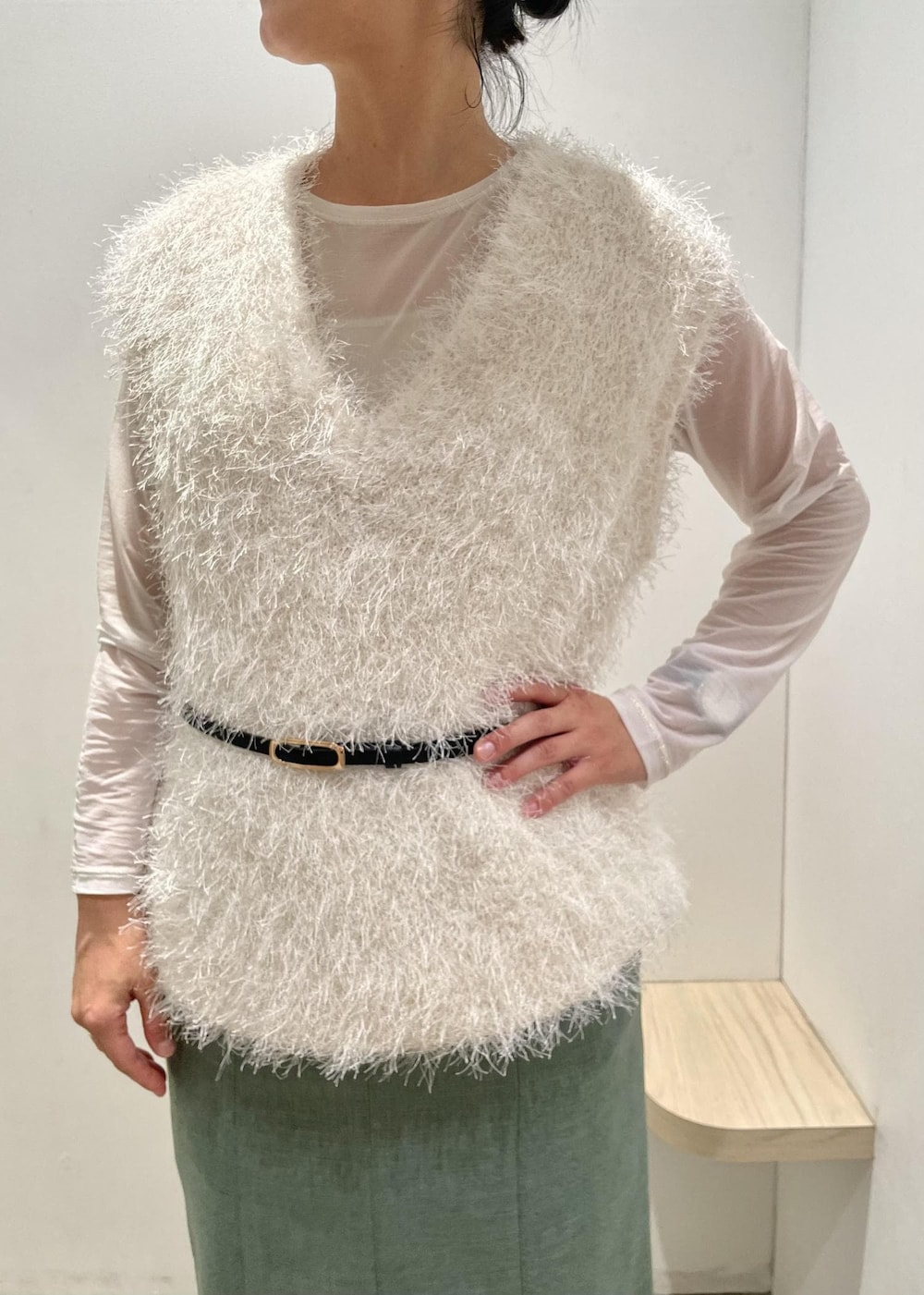 ホワイト系のベスト、グリーン系のスカート、ホワイト系のTシャツ/カットソーを着用したレディースの秋コーディネートの4枚目の写真