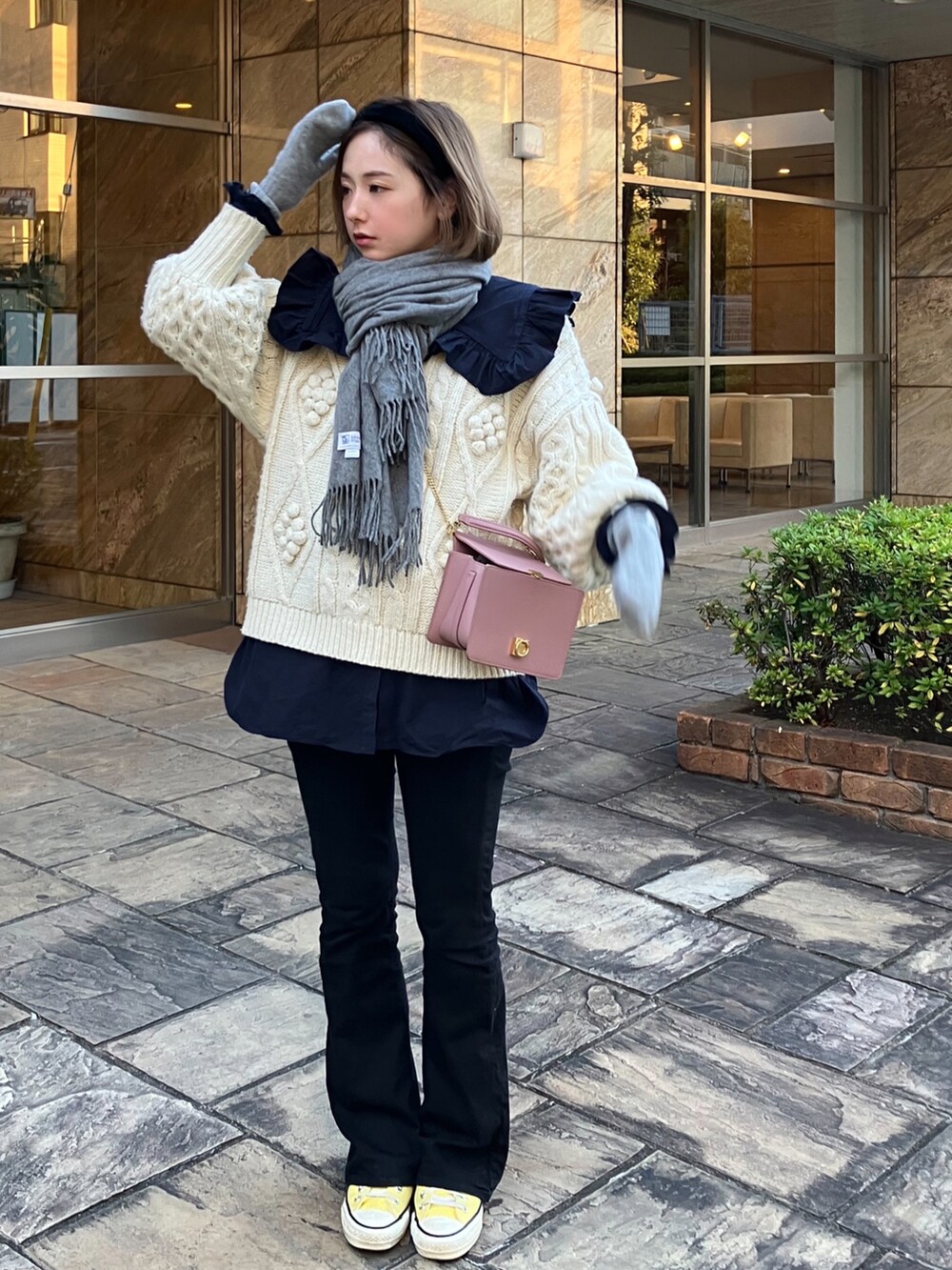 ブルー系のシャツ/ブラウス、ブラック系のデニムパンツ、イエロー系のスニーカーを着用したレディースの冬コーディネートの2枚目の写真