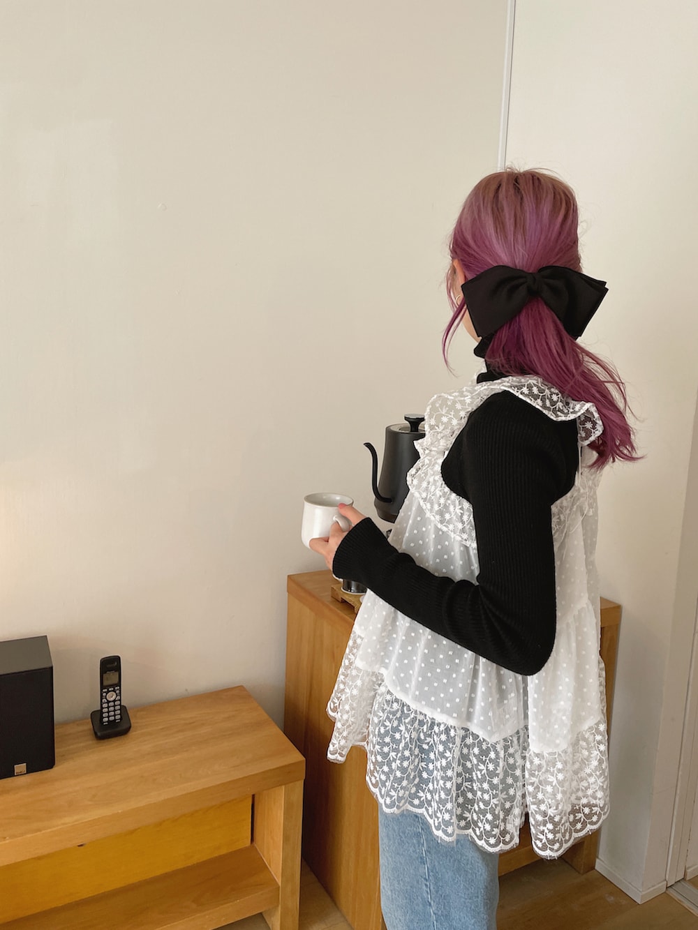 「大人カジュアル、春コーデ、ラクチンコーデ、休日スタイル、大人ガーリー、ガーリー、オーガンジー、レース、レースキャミソール、キャミソール、レイヤードスタイル、デニム、デニムパンツ、黒タートルネック、RUBY AND YOU」｜「RUBY AND YOUのアイテム（ニット/セーター、ブラック系）」を使った、AMOさん（レディース・168cm）の冬コーディネートの2枚目の写真