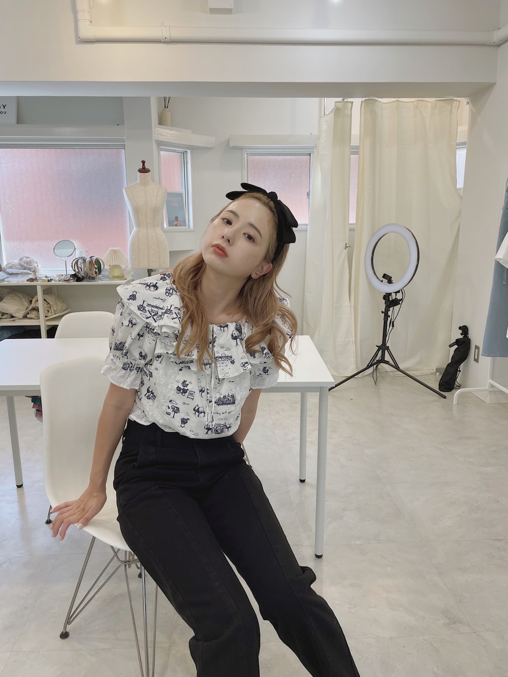 ホワイト系のシャツ/ブラウス、ブラック系のデニムパンツ、ブルー系のバレエシューズを着用したレディースの夏コーディネートの2枚目の写真