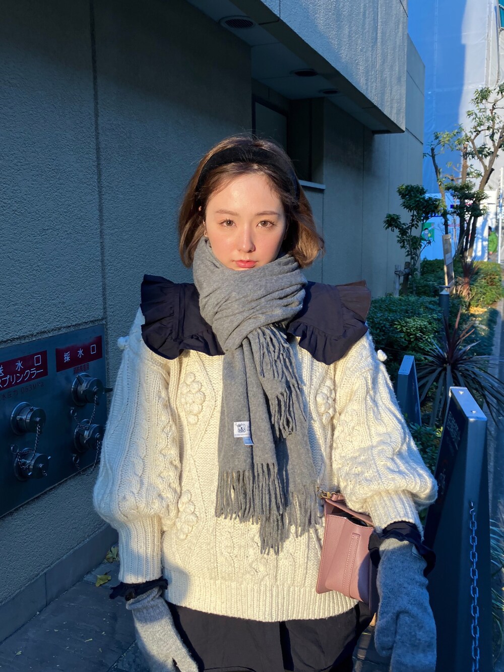 ブルー系のシャツ/ブラウス、ブラック系のデニムパンツ、イエロー系のスニーカーを着用したレディースの冬コーディネートの3枚目の写真