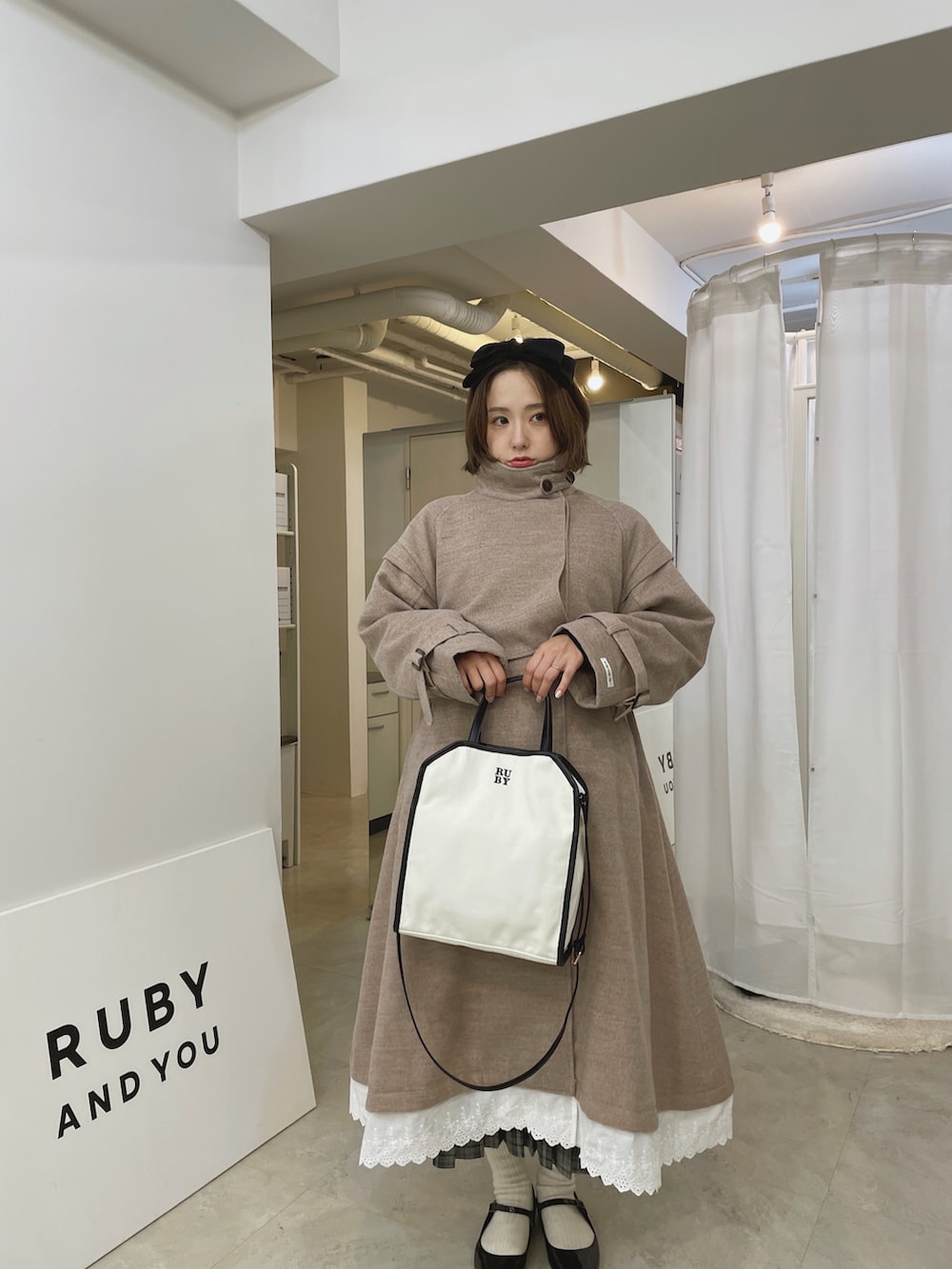 「冬コーデ、冬アウター、ロングコート、ベージュコート、ガーリー、大人ガーリー、オトナカワイイ、オトナガーリー、ベージュコーデ、ベージュ、ショルダーバッグ、高身長女子、キレイめ、フレア、RUBY AND YOU」｜「RUBY AND YOUのアイテム（ジャケット/アウター、ベージュ系）」を使った、AMOさん（レディース・168cm）の秋コーディネートの2枚目の写真