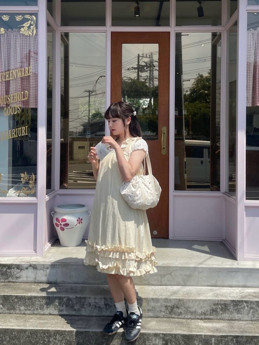 ベージュ系のワンピース、ホワイト系のバレッタ/ヘアクリップを着用したレディースの秋コーディネートの2枚目の写真