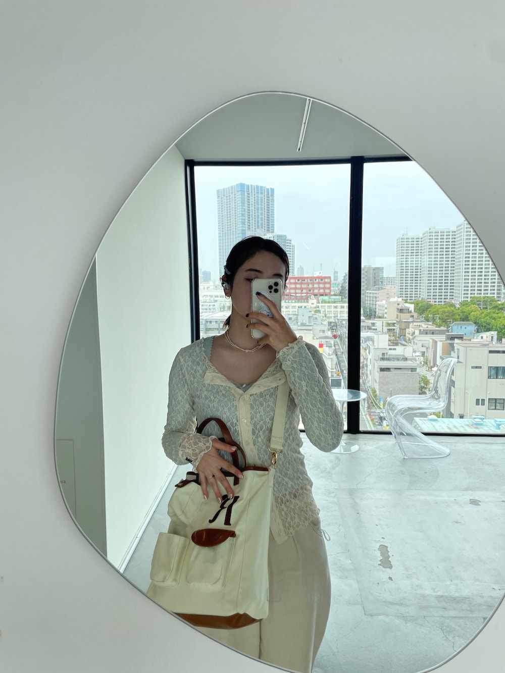 ピンク系のトップス、ホワイト系のデニムパンツ、グレー系のTシャツ/カットソーを着用したレディースの春コーディネートの2枚目の写真