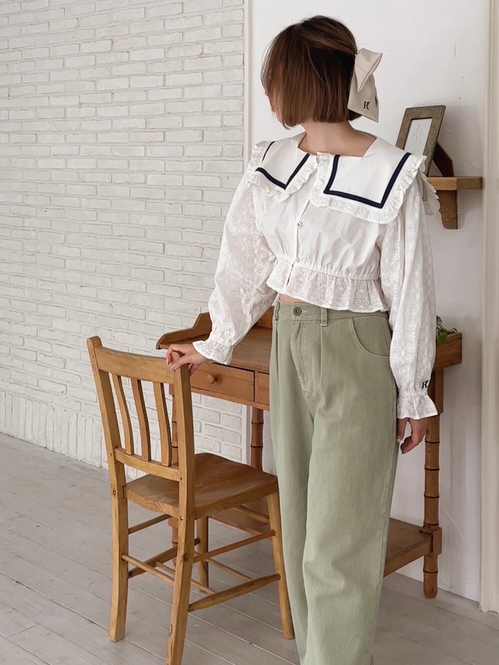 ホワイト系のシャツ/ブラウス、グリーン系のデニムパンツ、ホワイト系のバレッタ/ヘアクリップを着用したレディースの冬コーディネートの2枚目の写真