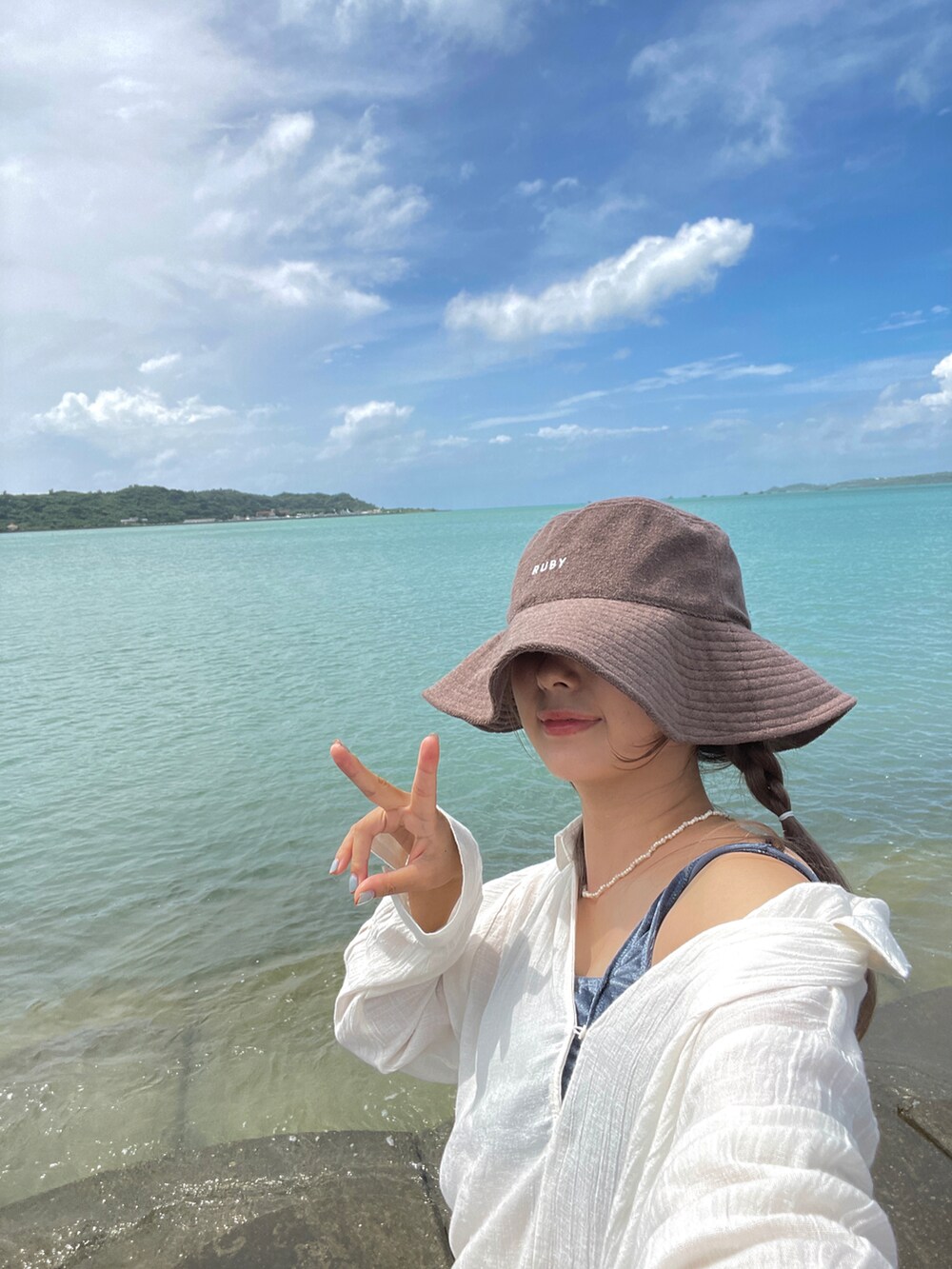 ホワイト系のサンダル、ブルー系の水着、ブルー系の水着を着用したレディースの秋コーディネートの2枚目の写真