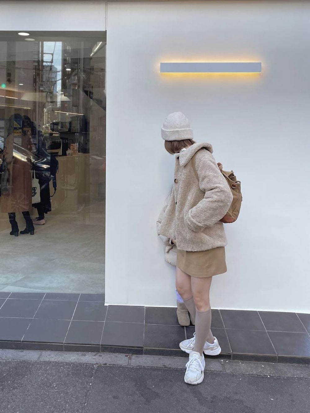 ベージュ系のジャケット/アウター、ブラウン系のTシャツ/カットソー、ベージュ系のスカートを着用したレディースの冬コーディネートの3枚目の写真