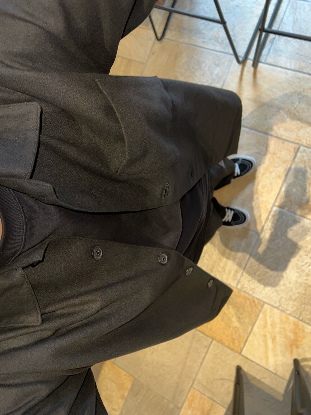 ブラック系のその他パンツ、ブラック系のシャツ/ブラウス、ブラック系のTシャツ/カットソーを着用したメンズの秋コーディネートの3枚目の写真