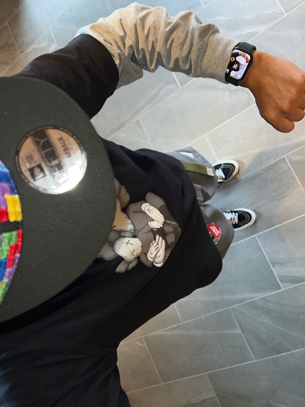 「メガネ男子、ユニクロ、kaws、kaws×uniqlo、ヒューマンメイド、レイヤードスタイル、モノトーン」｜「HUMAN MADEのHUMAN MADE SKATER SHORTS（その他パンツ、グレー系）」を使った、し〜も☆さん（メンズ・172cm）の秋コーディネートの3枚目の写真