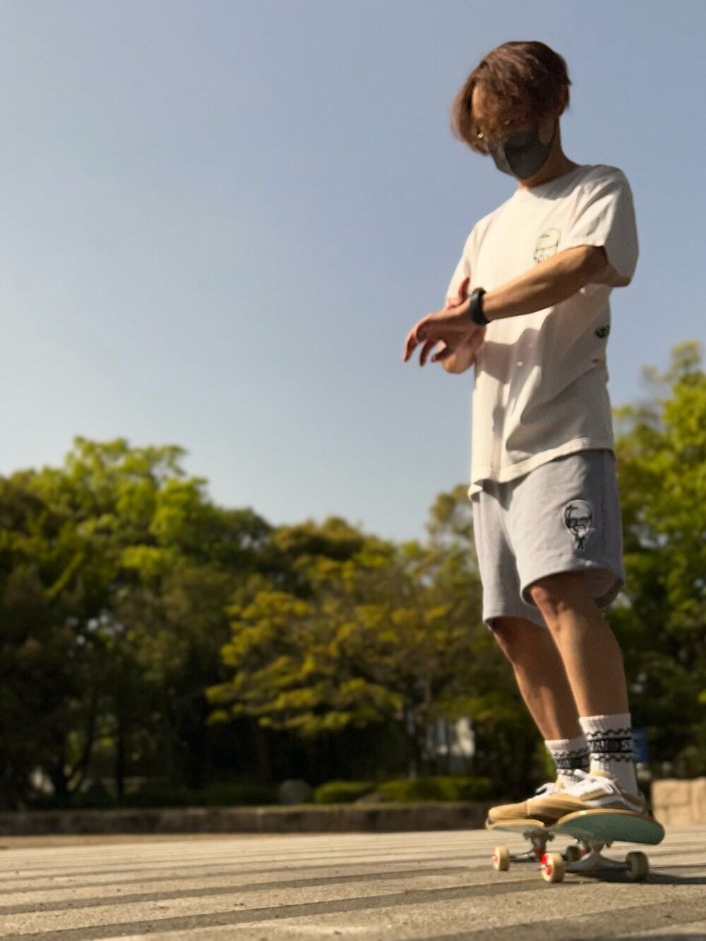 ホワイト系のTシャツ/カットソー、グレー系のスウェットパンツ、ベージュ系のスニーカーを着用したメンズの春コーディネートの4枚目の写真