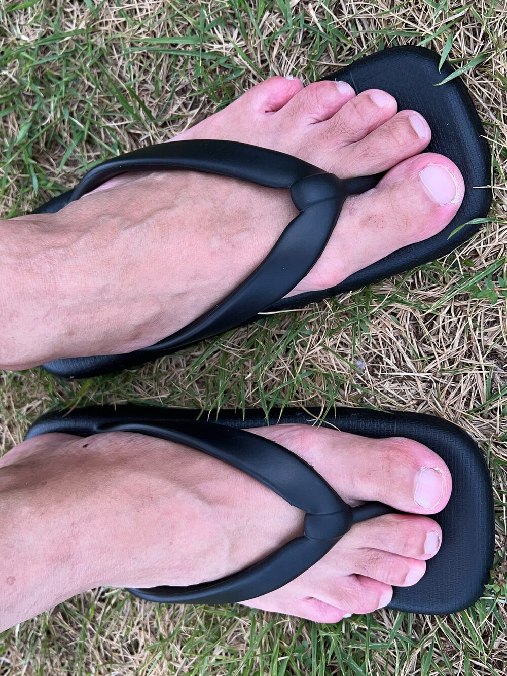 ブラック系のTシャツ/カットソー、ブラック系のその他パンツ、ブラック系のサンダルを着用したメンズの夏コーディネートの3枚目の写真