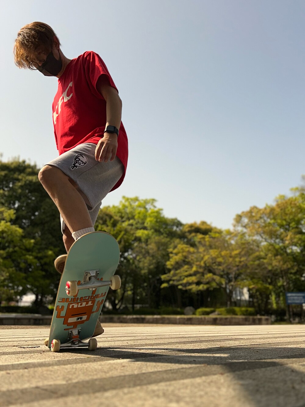 グレー系のスウェットパンツ、レッド系のTシャツ/カットソー、ベージュ系のスニーカーを着用したメンズの春コーディネートの4枚目の写真