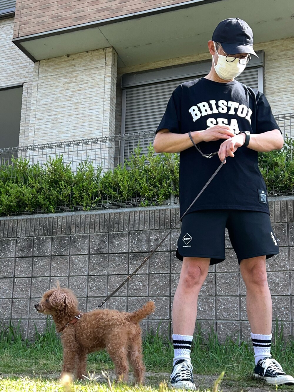 ブラック系のTシャツ/カットソー、ブラック系のその他パンツ、ブラック系のスニーカーを着用したメンズの夏コーディネートの2枚目の写真