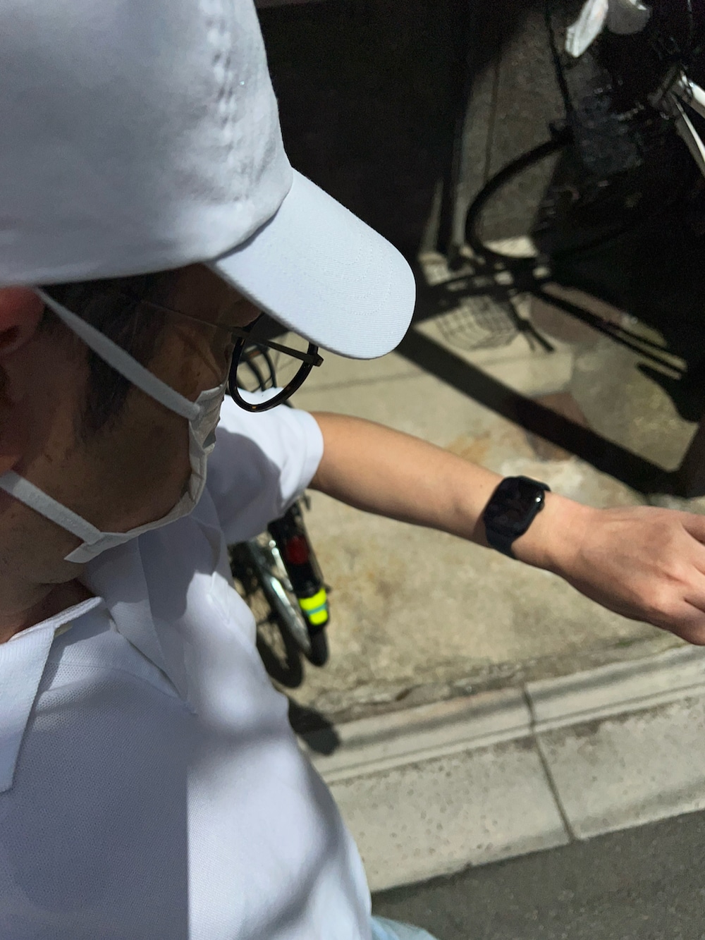 ブルー系のデニムパンツ、ベージュ系のスニーカー、ホワイト系のポロシャツを着用したメンズの春コーディネートの3枚目の写真