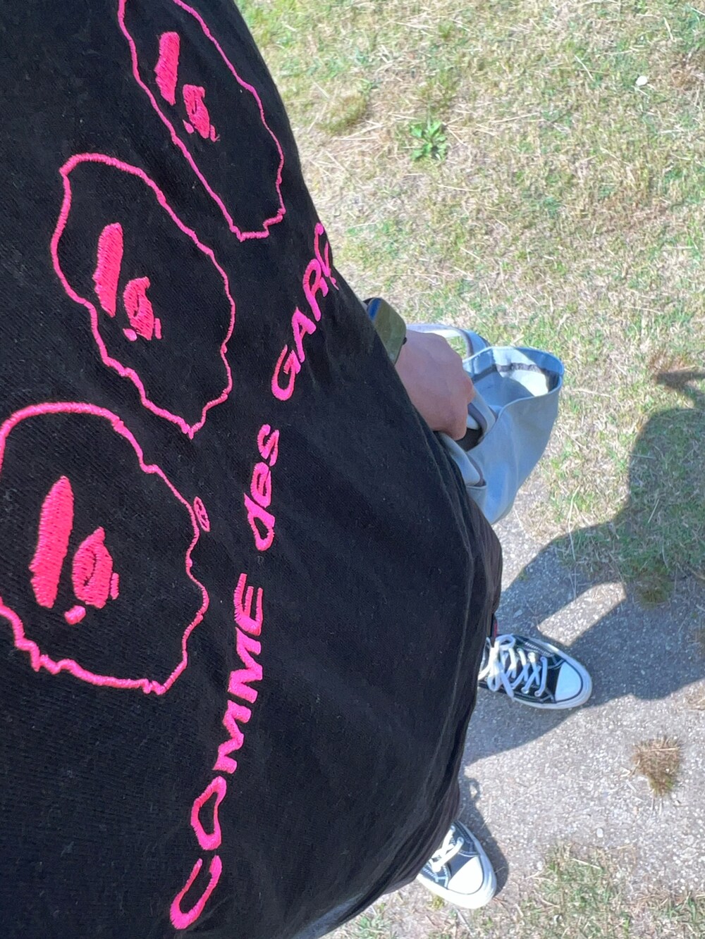 ブラック系のTシャツ/カットソー、ブラック系のその他パンツ、ブラック系のスニーカーを着用したメンズの春コーディネートの3枚目の写真