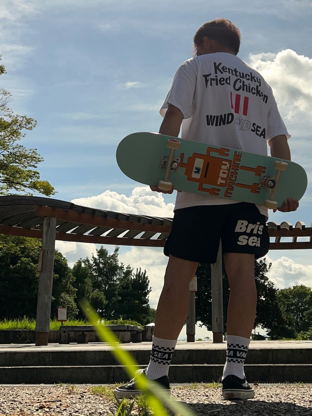 ホワイト系のTシャツ/カットソー、ブラック系のその他パンツ、ブラック系のスニーカーを着用したメンズの夏コーディネートの4枚目の写真