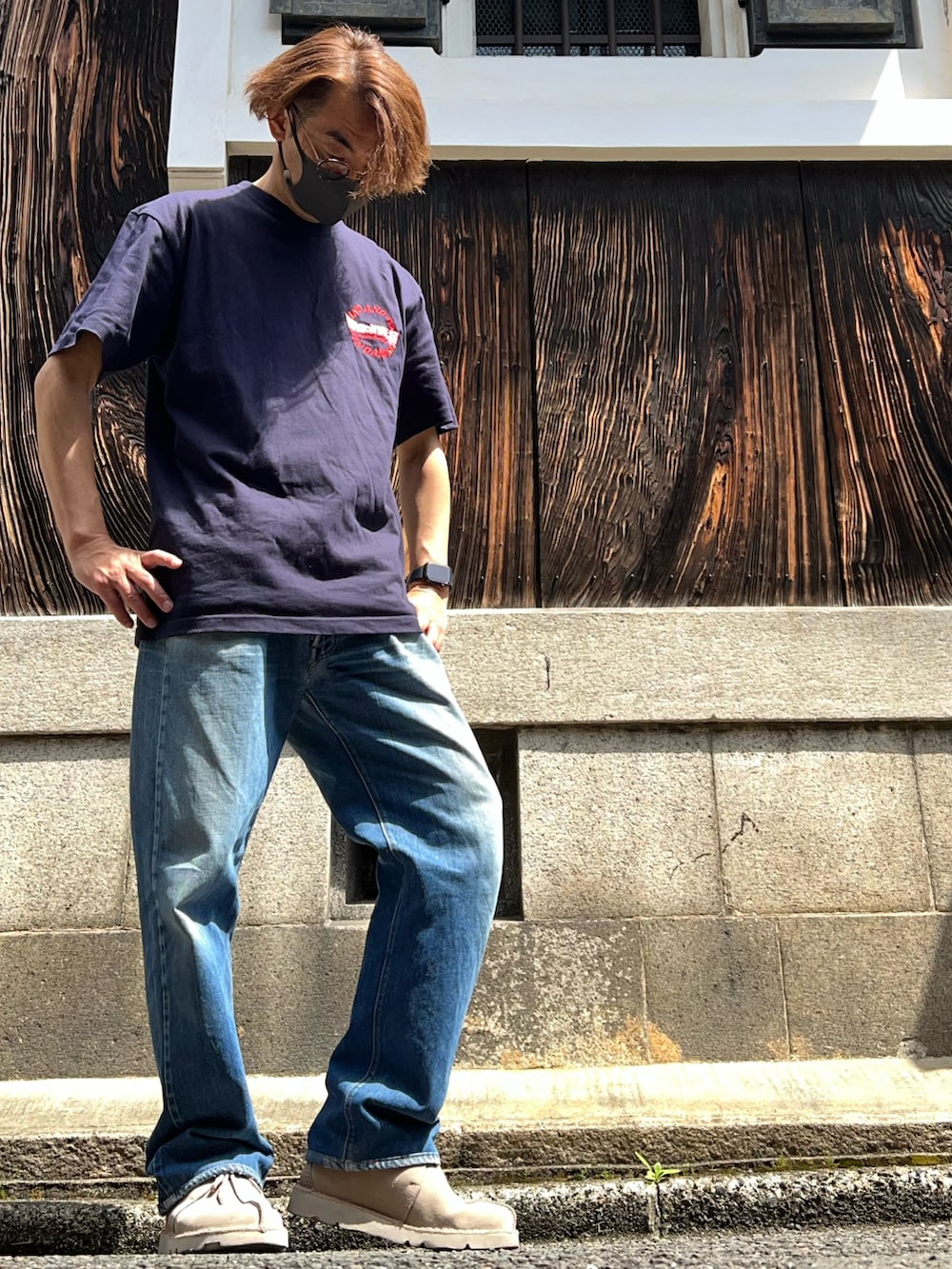 ブルー系のデニムパンツ、ベージュ系のブーツ、ブルー系のTシャツ/カットソーを着用したメンズの春コーディネートの2枚目の写真
