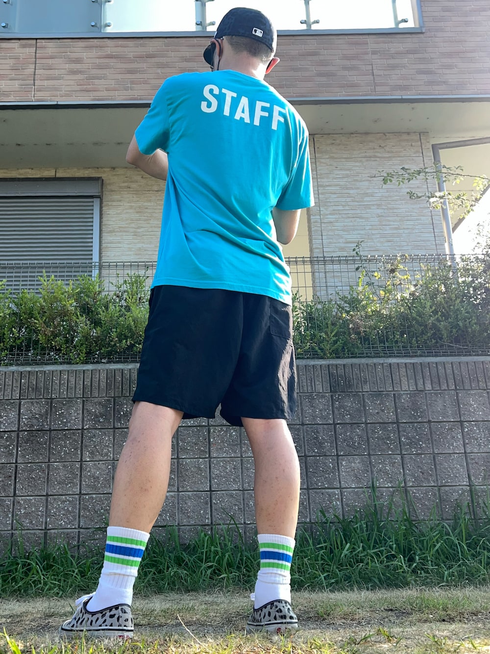 「古着MIX、プチプラ、VANS、キャップ、ニューエラ、夏コーデ、ユニクロ、レオパード、フェススタイル、ハーフパンツ、ビッグシルエット、メガネ男子、ロゴT、ナイロンパンツ」｜「VINTAGEの古着 YETI or NOT STAFF T（Tシャツ/カットソー、ブルー系）」を使った、し〜も☆さん（メンズ・172cm）の夏コーディネートの2枚目の写真