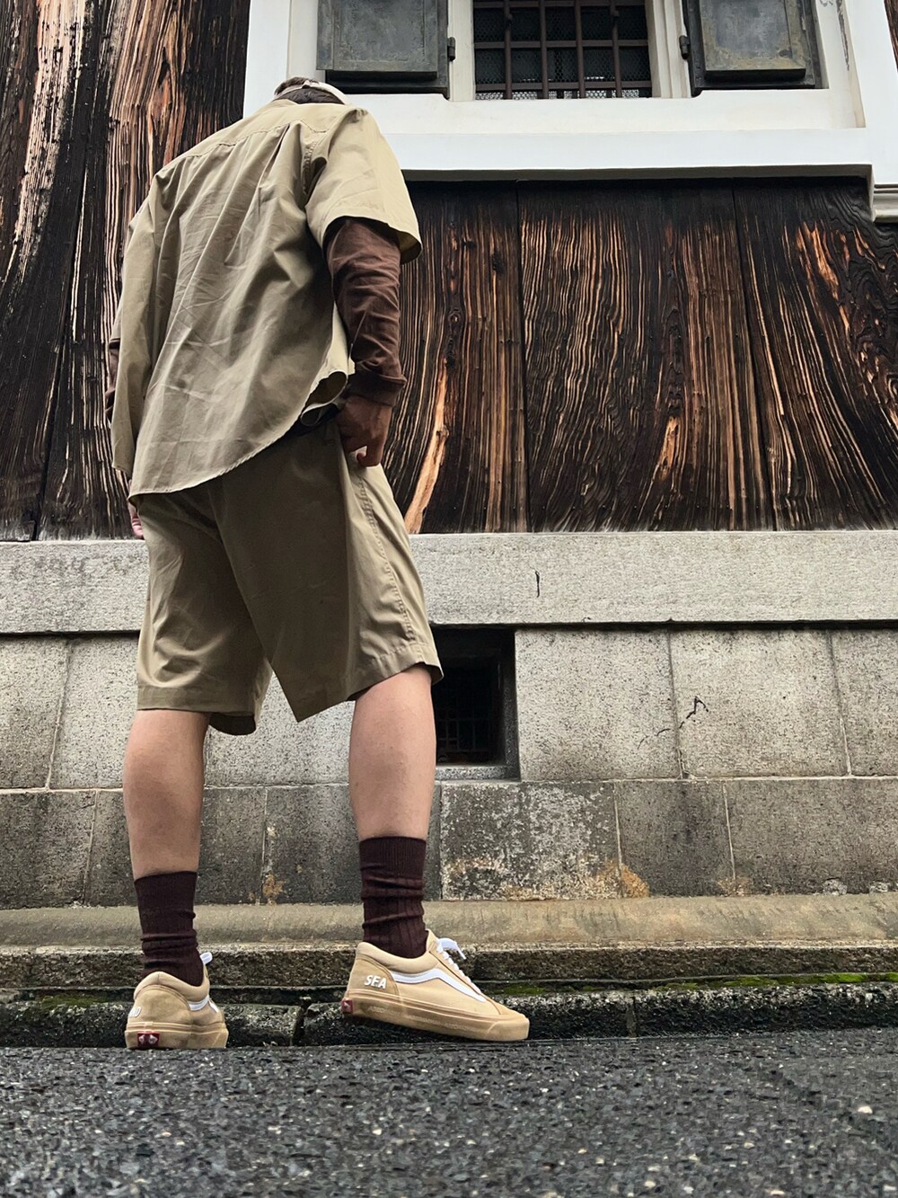 ベージュ系のスニーカー、ベージュ系のその他パンツ、ベージュ系のシャツ/ブラウスを着用したメンズの秋コーディネートの2枚目の写真