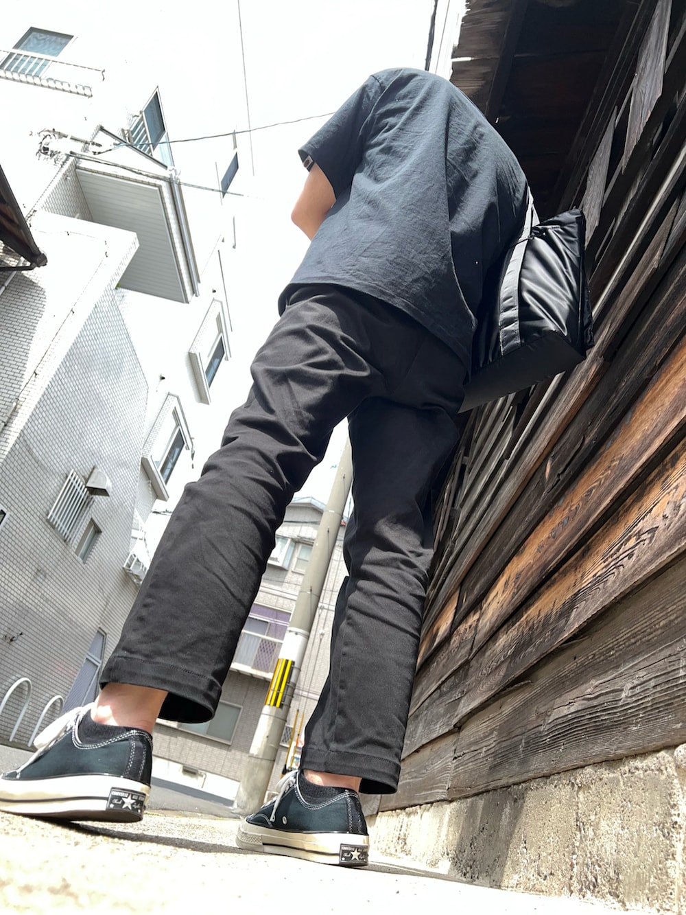 「ごきげんウィーク、コンバース、コンバース オールスター、キャップ、春夏コーデ、きれいめカジュアル、トートバッグ」|「CONVERSEの【 CONVERSE CT70 】'70 Chuck Taylor OX Vintage Canvas チャックテイラー(スニーカー、ブラック系)」を使った、し〜も☆さん(メンズ・172cm)の春コーディネートの2枚目の写真