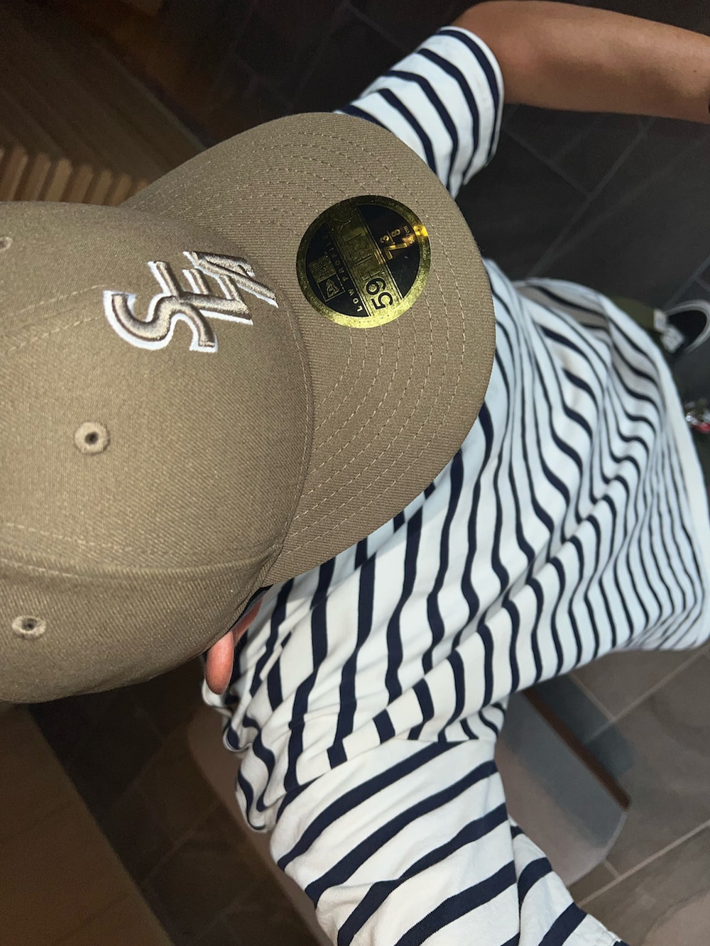 グリーン系のカーゴパンツ、ブルー系のTシャツ/カットソー、ブラック系のスニーカーを着用したメンズの秋コーディネートの3枚目の写真