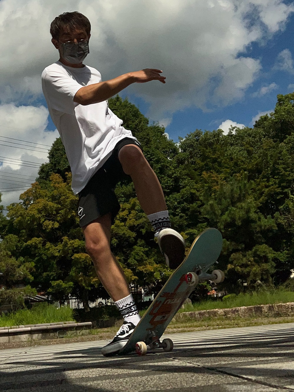 ホワイト系のTシャツ/カットソー、ブラック系のその他パンツ、ブラック系のスニーカーを着用したメンズの夏コーディネートの2枚目の写真