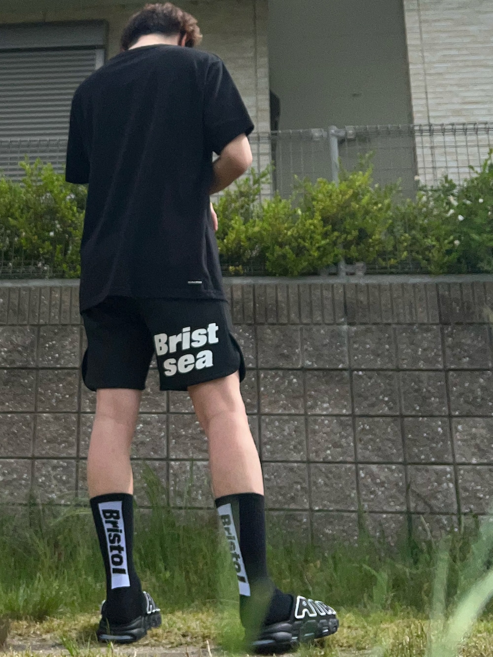 「シンプルコーデ、セットアップ、サンダル、ブリストル、SOPHNET.、ウィンダンシー、ロゴT、moreuptempo、ストリート、スポーツミックス、モノトーン、ハーフパンツ、スポーツサンダル」｜「WIND AND SEAのウィンダンシー×ブリストル　Tシャツ（Tシャツ/カットソー、ブラック系）」を使った、し〜も☆さん（メンズ・172cm）の春コーディネートの2枚目の写真