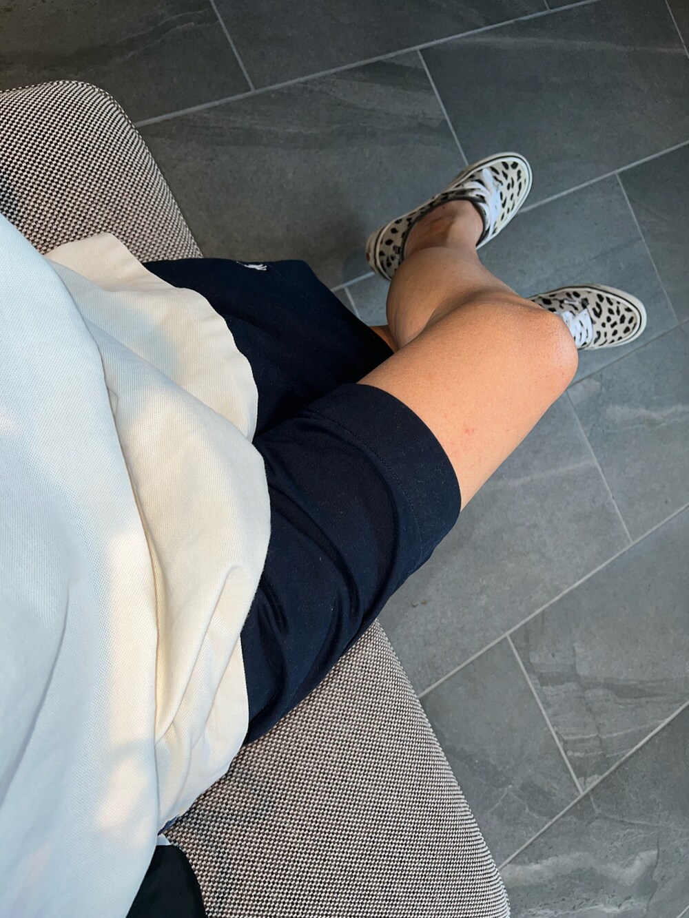 ブルー系のチノパンツ、ホワイト系のポロシャツ、ブラック系のトートバッグを着用したメンズの夏コーディネートの5枚目の写真