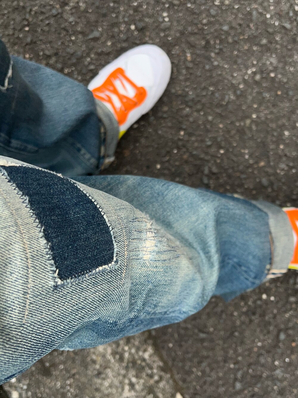 ブルー系のデニムパンツ、ホワイト系のスニーカー、ホワイト系のTシャツ/カットソーを着用したメンズの夏コーディネートの3枚目の写真