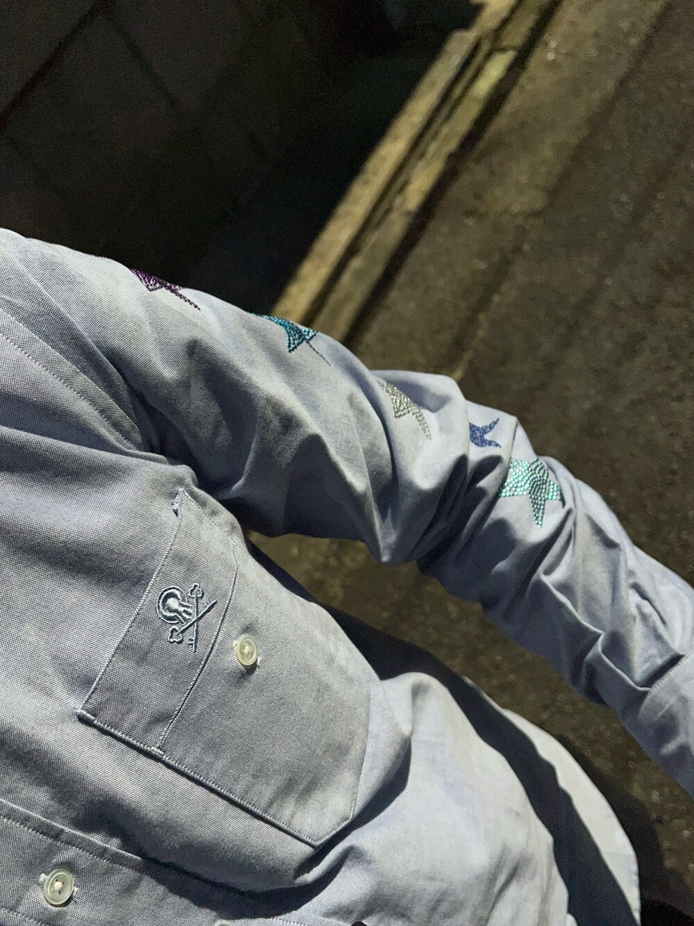 ブルー系のセットアップ、ブルー系のシャツ/ブラウス、ブラック系のスニーカーを着用したメンズの秋コーディネートの4枚目の写真