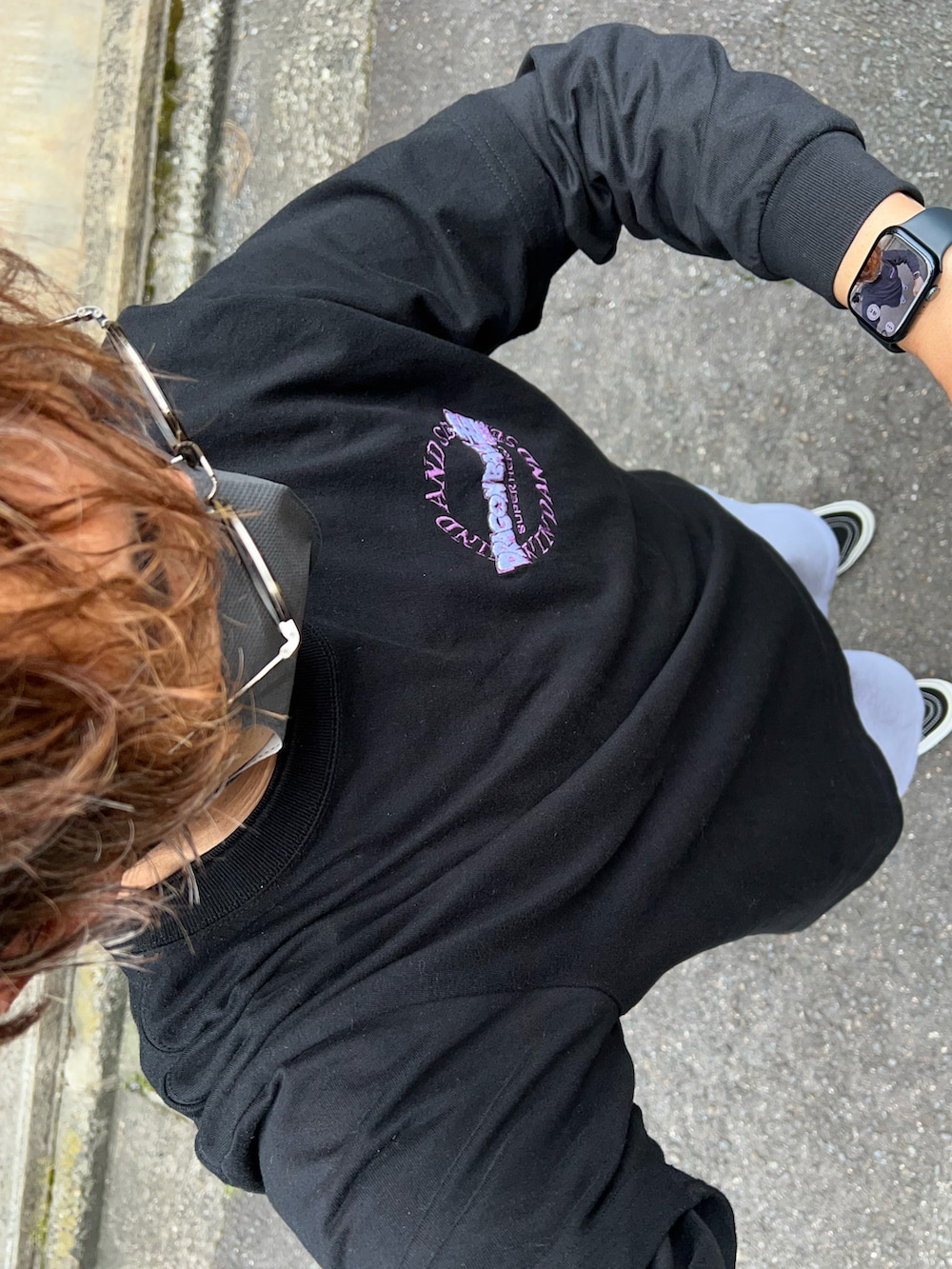 グレー系のスウェットパンツ、ブラック系のTシャツ/カットソー、ブラック系のTシャツ/カットソーを着用したメンズの夏コーディネートの3枚目の写真