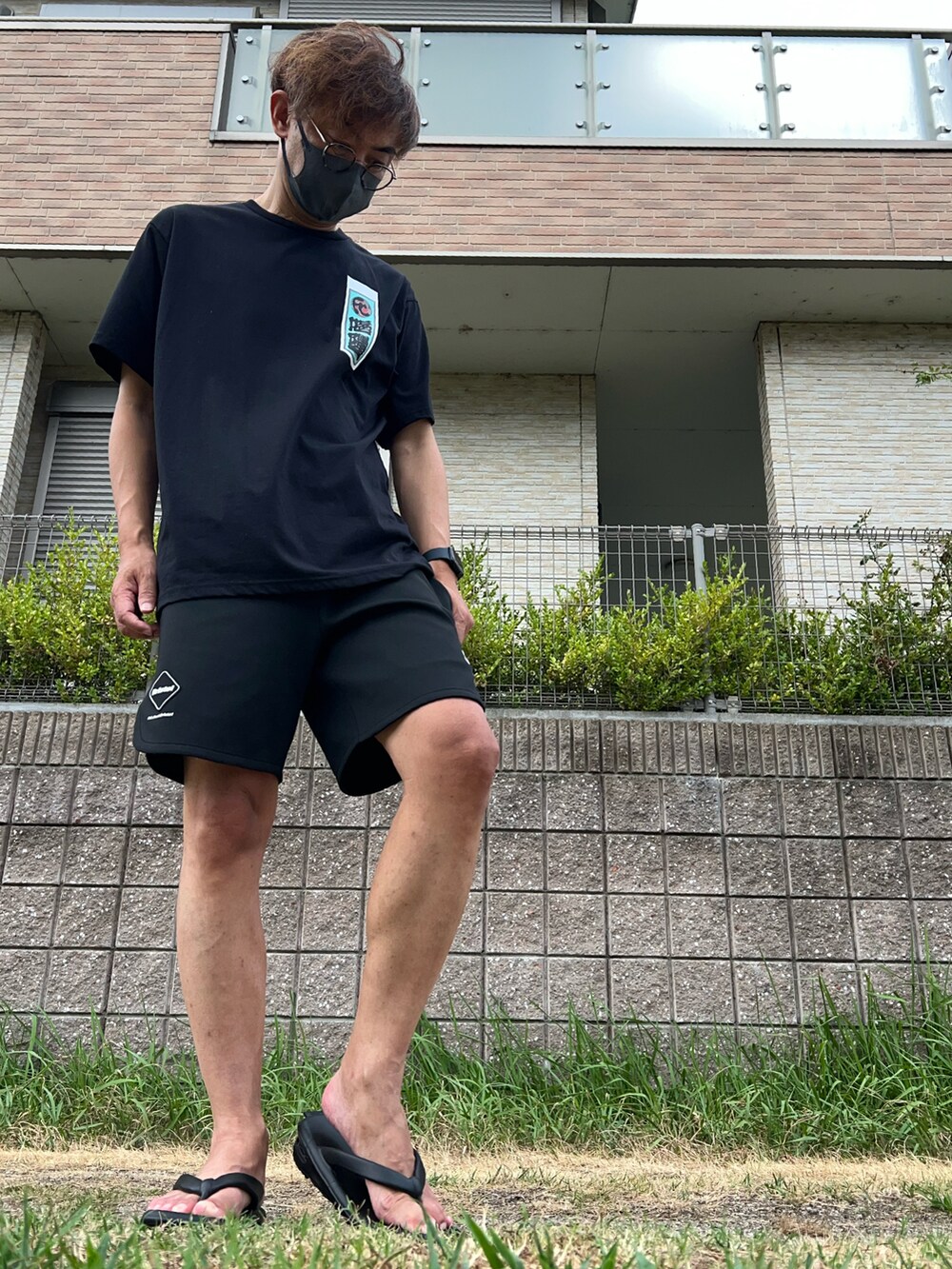 ブラック系のTシャツ/カットソー、ブラック系のその他パンツ、ブラック系のサンダルを着用したメンズの夏コーディネートの2枚目の写真