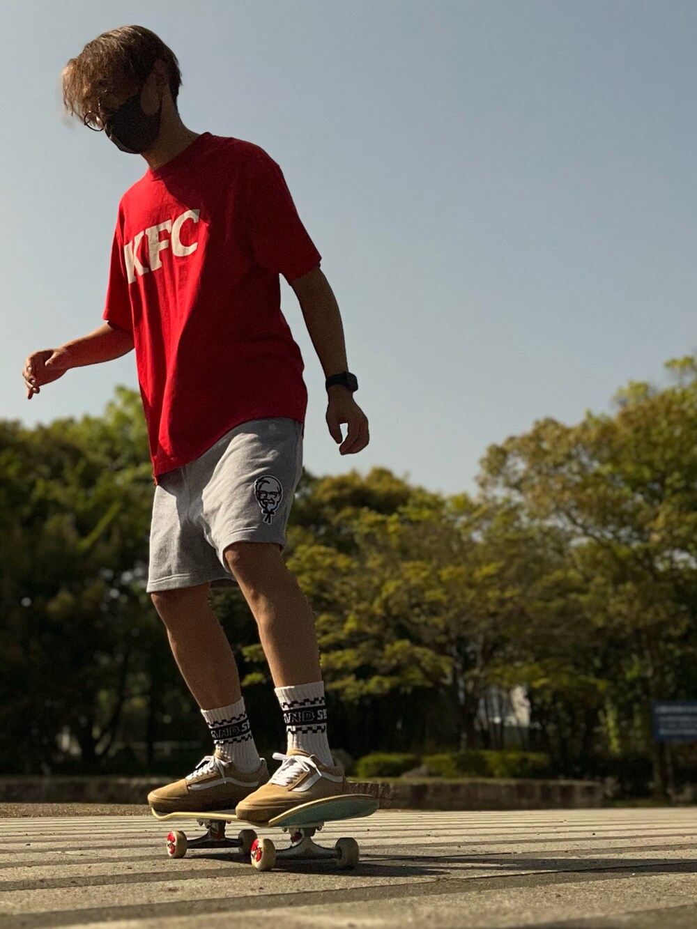 グレー系のスウェットパンツ、レッド系のTシャツ/カットソー、ベージュ系のスニーカーを着用したメンズの春コーディネートの5枚目の写真