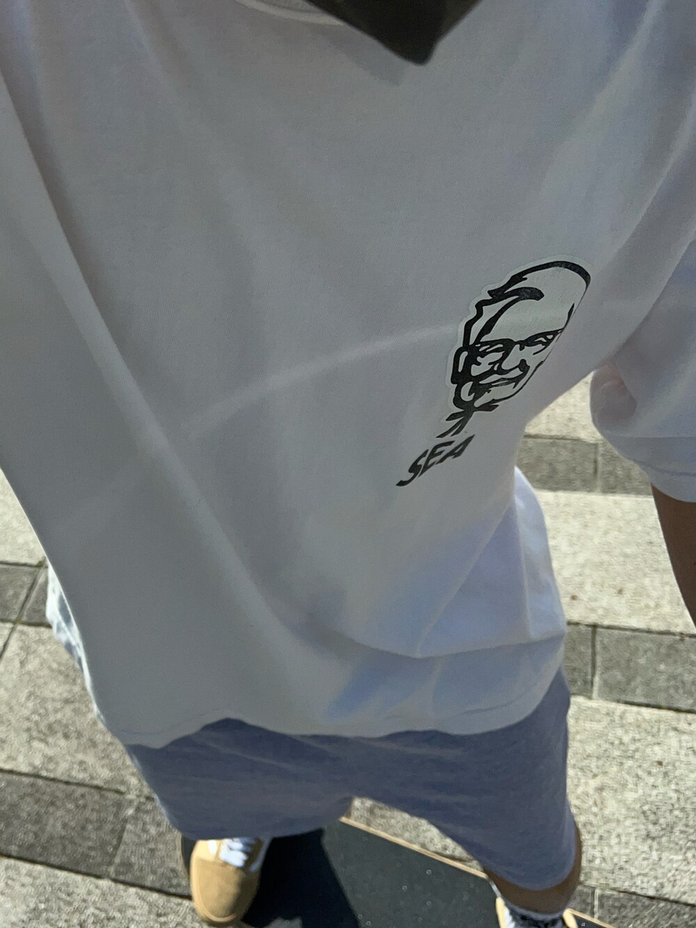 ホワイト系のTシャツ/カットソー、グレー系のスウェットパンツ、ベージュ系のスニーカーを着用したメンズの春コーディネートの3枚目の写真
