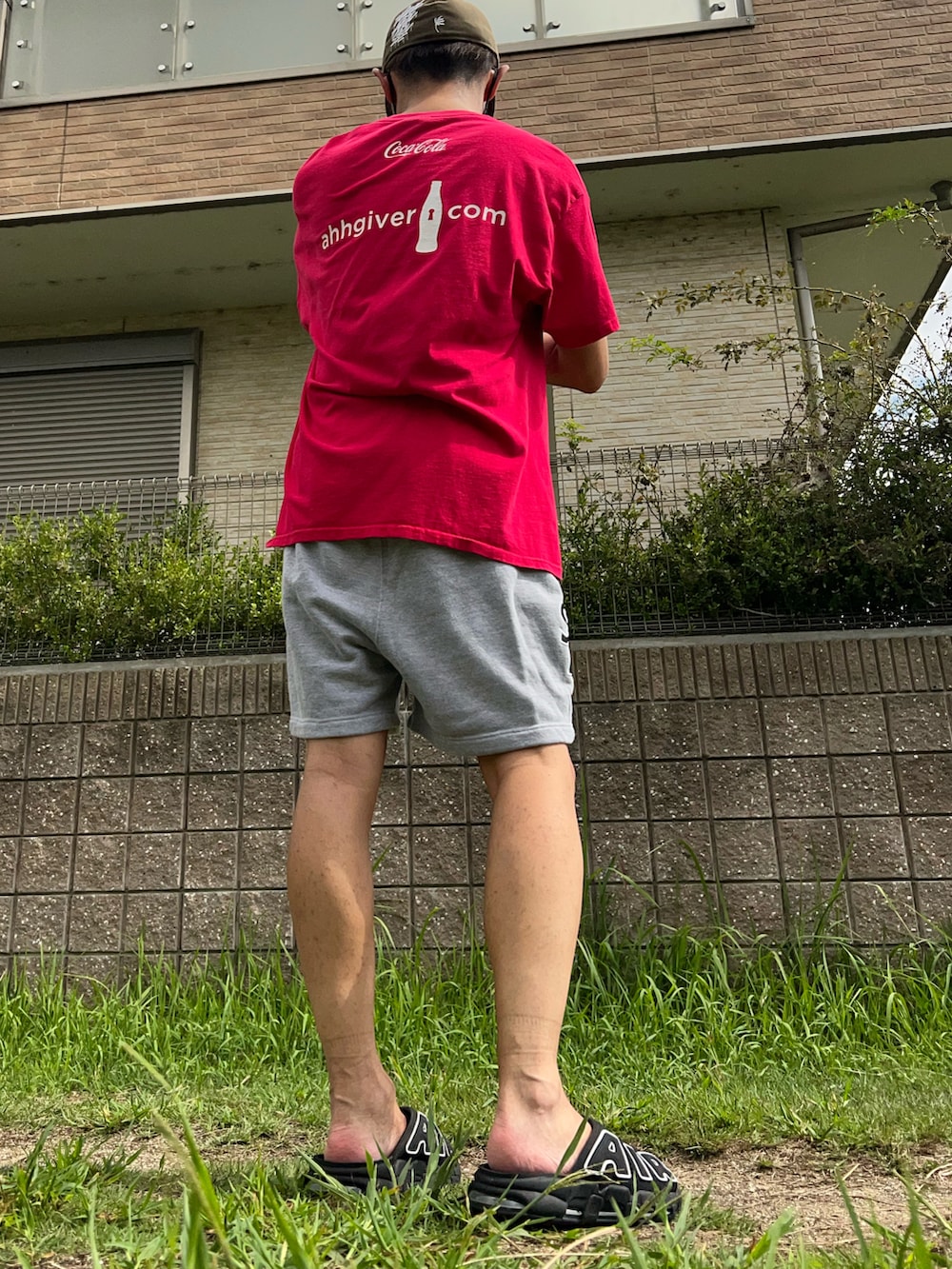 「ハーフパンツ、古着MIX、ストリート、メガネ男子、サンダル、モアテン、キャップ、スポーツミックス、休日スタイル、コカコーラ」｜「NIKEのAIR MORE UPTEMPO SLIDE　DV2132-001（サンダル、ブラック系）」を使った、し〜も☆さん（メンズ・172cm）の秋コーディネートの2枚目の写真