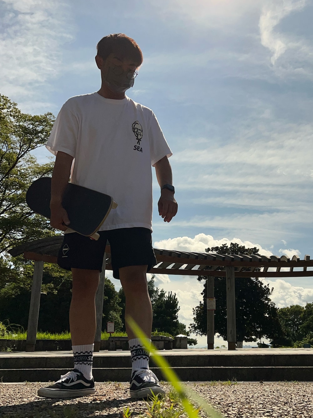 ホワイト系のTシャツ/カットソー、ブラック系のその他パンツ、ブラック系のスニーカーを着用したメンズの夏コーディネートの5枚目の写真