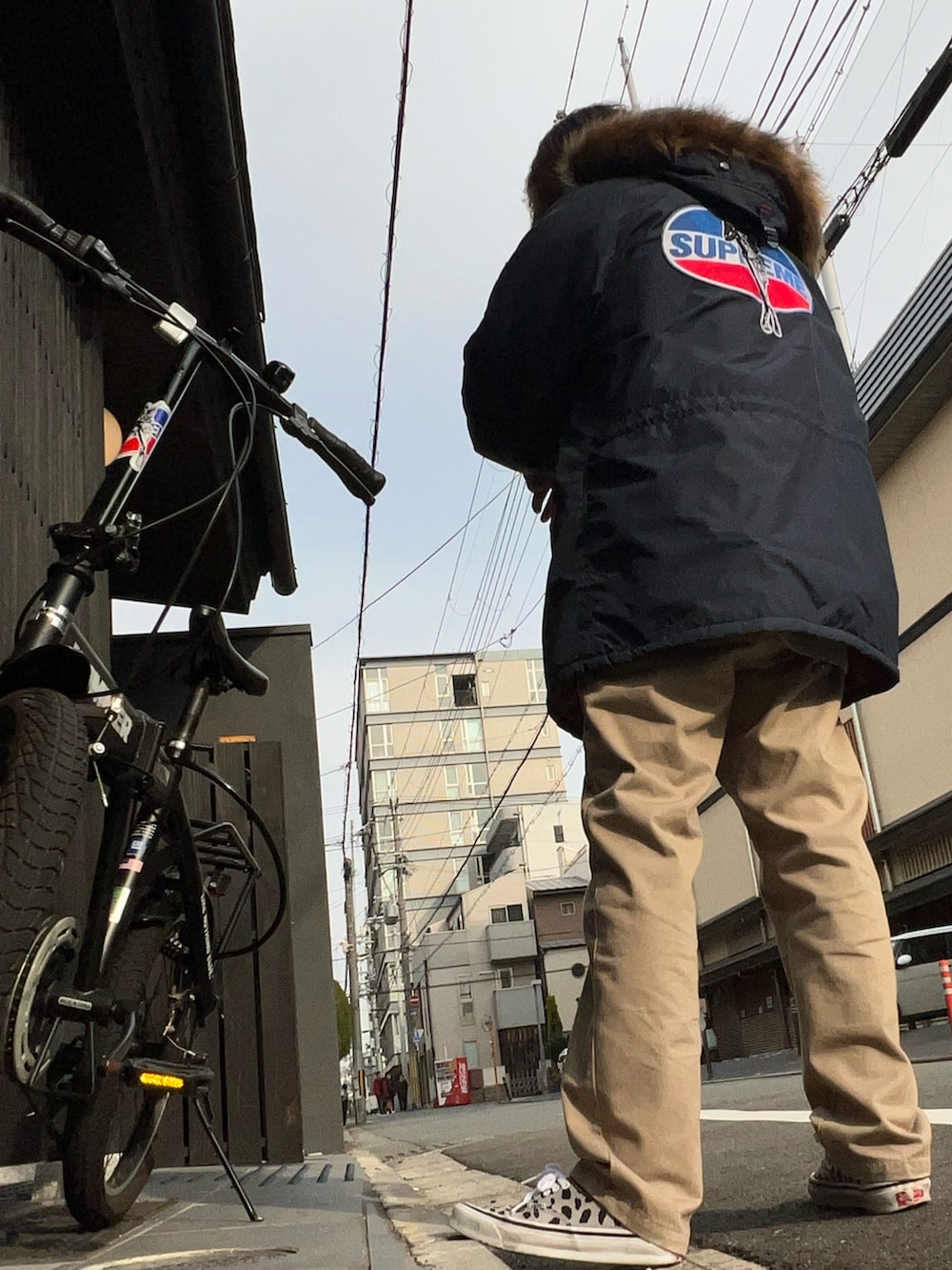 「ビッグシルエット、ミリタリー、冬コーデ、ストリート、スニーカー、パーカー、wtaps」｜「Carhartt WIPのCALDER PANT（チノパンツ、ベージュ系）」を使った、し〜も☆さん（メンズ・172cm）の冬コーディネートの2枚目の写真