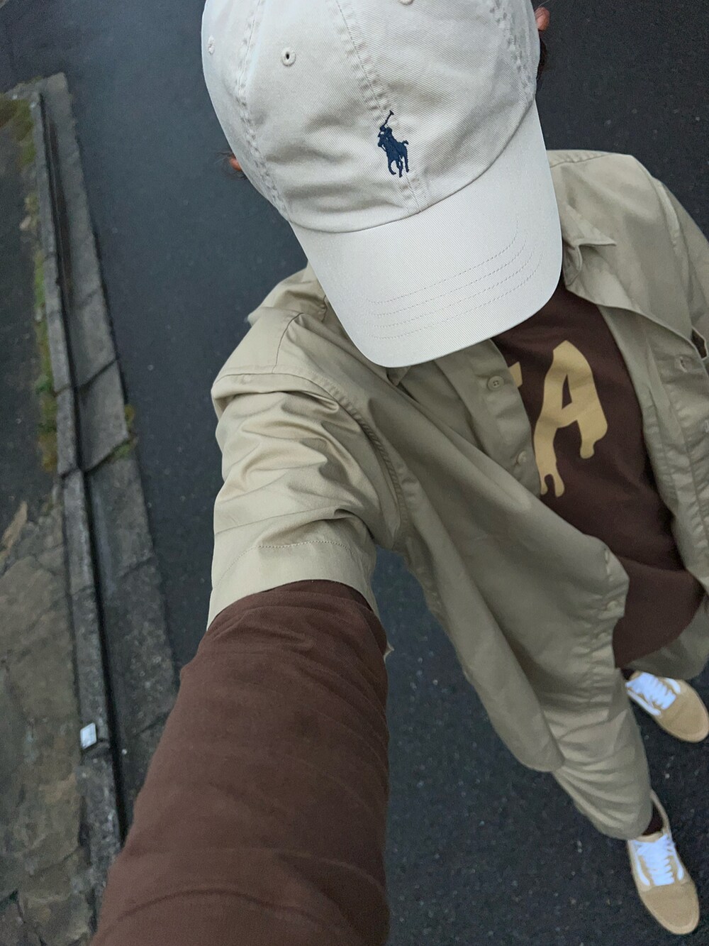 ベージュ系のスニーカー、ベージュ系のその他パンツ、ベージュ系のシャツ/ブラウスを着用したメンズの秋コーディネートの3枚目の写真